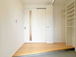 八頭郡八頭町、新築一戸建ての玄関画像です