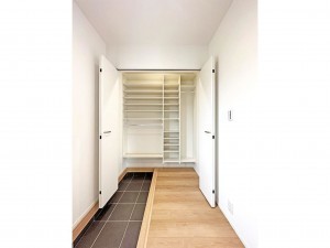 出雲市小山町、新築一戸建ての玄関画像です