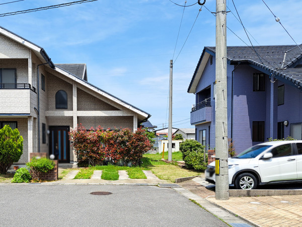 米子市河崎、中古一戸建ての前面道路を含む現地写真画像です