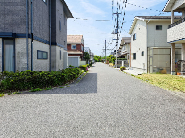 米子市河崎、中古一戸建ての前面道路を含む現地写真画像です