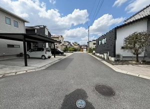 米子市西福原、中古一戸建ての前面道路を含む現地写真画像です