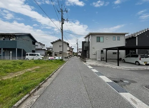 米子市西福原、中古一戸建ての前面道路を含む現地写真画像です