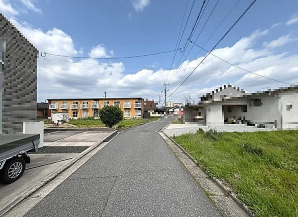 米子市西福原、中古一戸建ての前面道路を含む現地写真画像です