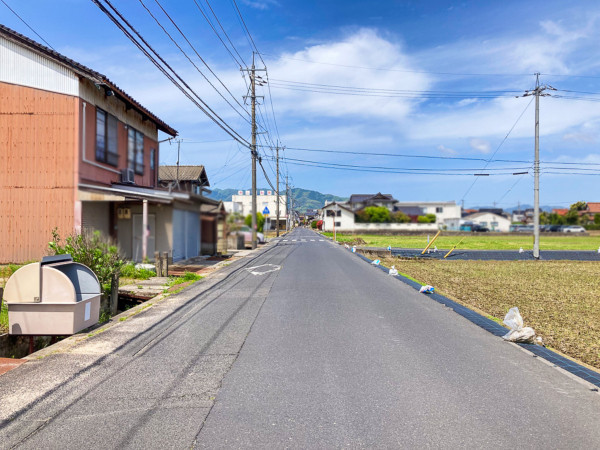 出雲市斐川町直江、土地の前面道路を含む現地写真画像です