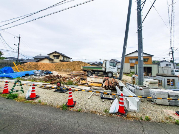 松江市乃木福富町、土地の前面道路を含む現地写真画像です