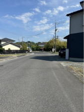 米子市陰田町、中古一戸建ての前面道路を含む現地写真画像です