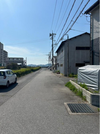 米子市陰田町、中古一戸建ての前面道路を含む現地写真画像です