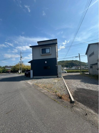 米子市陰田町、中古一戸建ての前面道路を含む現地写真画像です