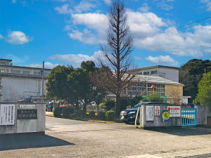 松江市矢田町、土地の小学校画像です