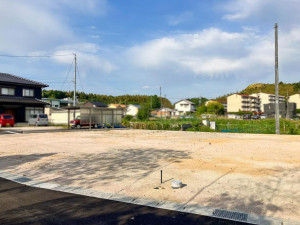 松江市東出雲町揖屋、土地の前面道路を含む現地写真画像です