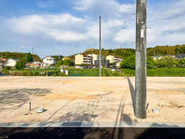 松江市東出雲町揖屋、土地の前面道路を含む現地写真画像です