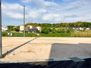 松江市東出雲町揖屋、土地の前面道路を含む現地写真画像です