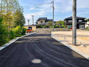 松江市東出雲町揖屋、土地の前面道路を含む現地写真画像です