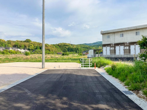 松江市東出雲町揖屋、土地の前面道路を含む現地写真画像です