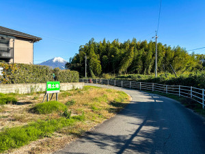 西伯郡伯耆町、土地の前面道路を含む現地写真画像です