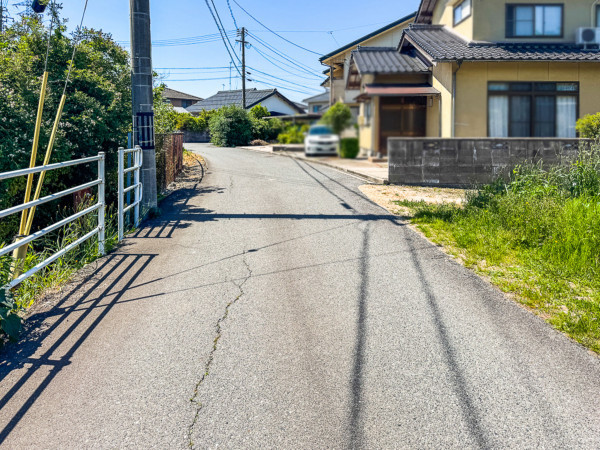 西伯郡伯耆町、土地の前面道路を含む現地写真画像です