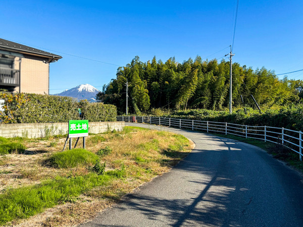 西伯郡伯耆町、土地の前面道路を含む現地写真画像です