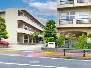 出雲市大津町、土地の中学校画像です