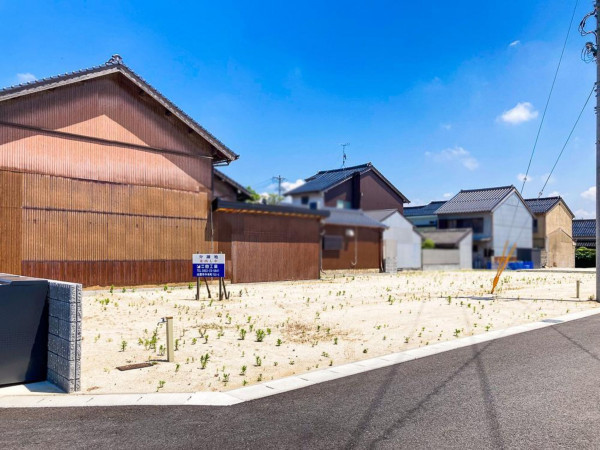 出雲市大津町、土地の前面道路を含む現地写真画像です