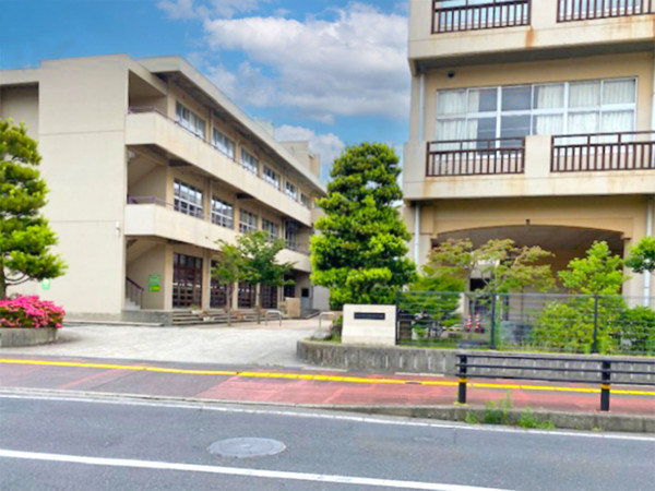 出雲市大津町、土地の中学校画像です