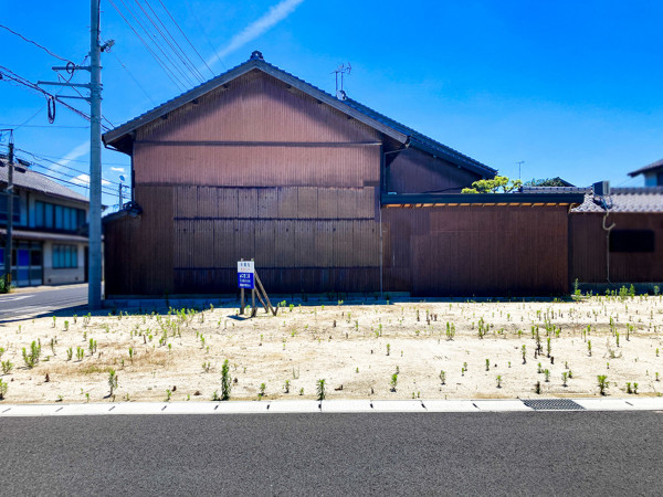 出雲市大津町、土地の前面道路を含む現地写真画像です