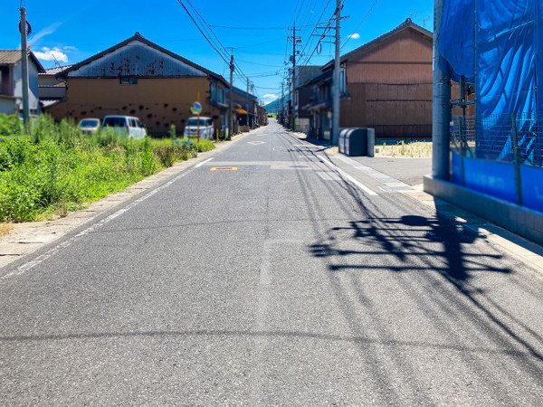 出雲市大津町、土地の前面道路を含む現地写真画像です