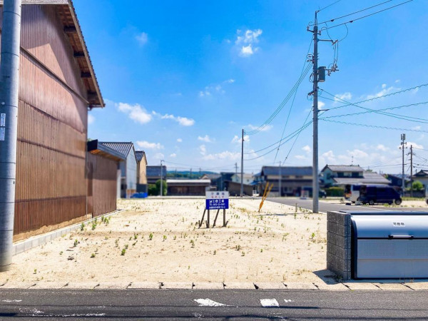 出雲市大津町、土地の前面道路を含む現地写真画像です