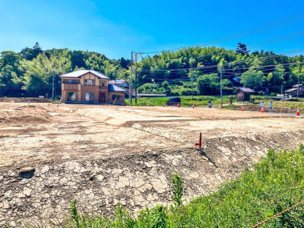 松江市法吉町、土地の前面道路を含む現地写真画像です