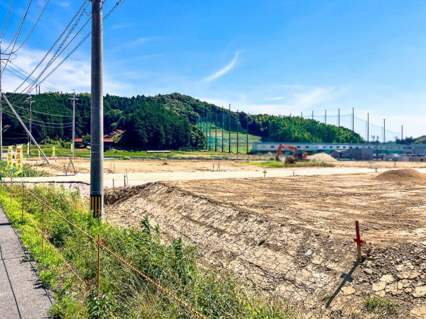 松江市法吉町、土地の前面道路を含む現地写真画像です