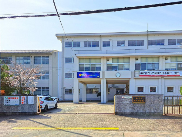 松江市法吉町、土地の中学校画像です