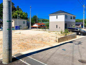 松江市西川津町、土地の前面道路を含む現地写真画像です