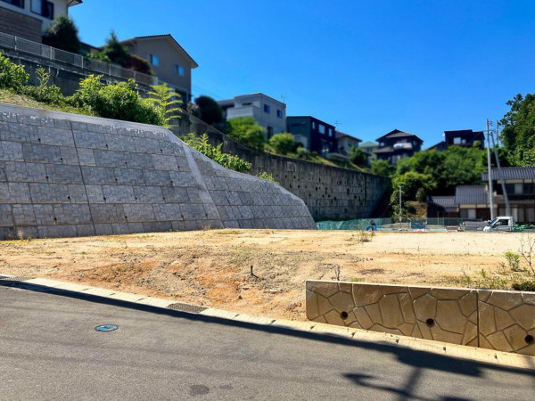 松江市西川津町、土地の前面道路を含む現地写真画像です