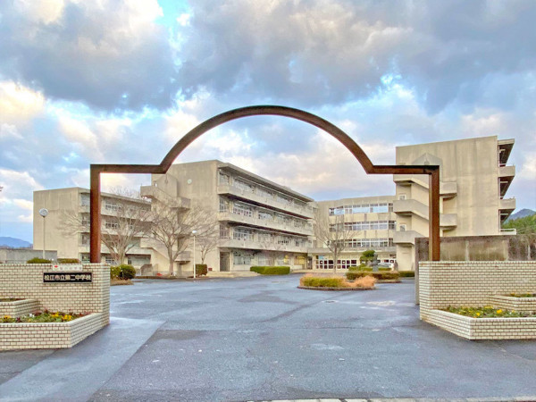 松江市西川津町、土地の中学校画像です