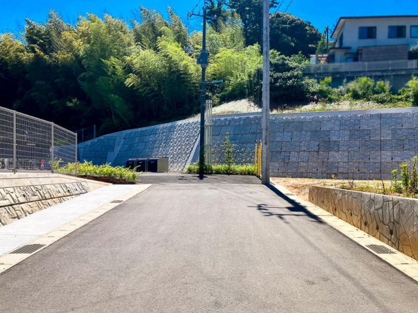 松江市西川津町、土地の前面道路を含む現地写真画像です