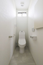 出雲市大津町、中古一戸建てのトイレ画像です