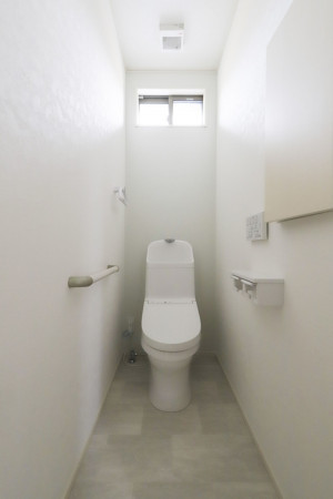 出雲市大津町、中古一戸建てのトイレ画像です