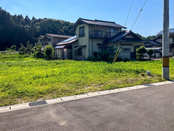 松江市八雲町東岩坂、土地の前面道路を含む現地写真画像です