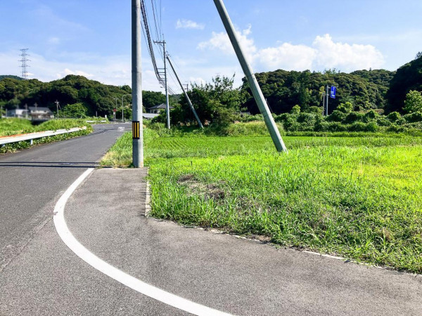 松江市八雲町東岩坂、土地の前面道路を含む現地写真画像です