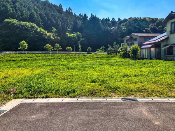 松江市八雲町東岩坂、土地の前面道路を含む現地写真画像です