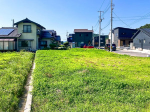松江市八雲町東岩坂、土地の前面道路を含む現地写真画像です