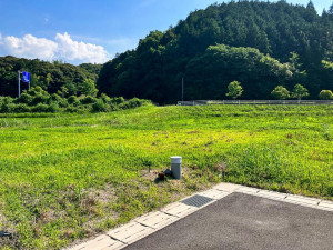 松江市八雲町東岩坂、土地の前面道路を含む現地写真画像です