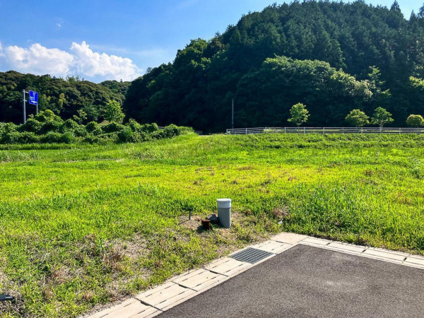 松江市八雲町東岩坂、土地の前面道路を含む現地写真画像です