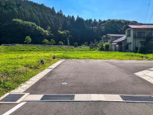 松江市八雲町東岩坂、土地の前面道路を含む現地写真画像です