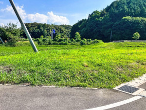 松江市八雲町東岩坂、土地の前面道路を含む現地写真画像です
