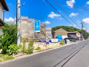 出雲市上塩冶町、土地の前面道路を含む現地写真画像です