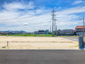出雲市古志町、土地の前面道路を含む現地写真画像です