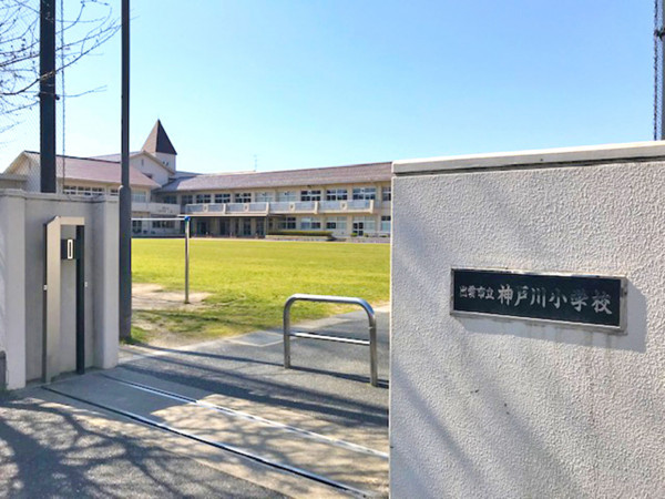 出雲市古志町、土地の小学校画像です