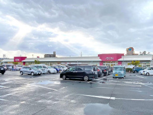 松江市西川津町、新築一戸建てのショッピングセンター画像です
