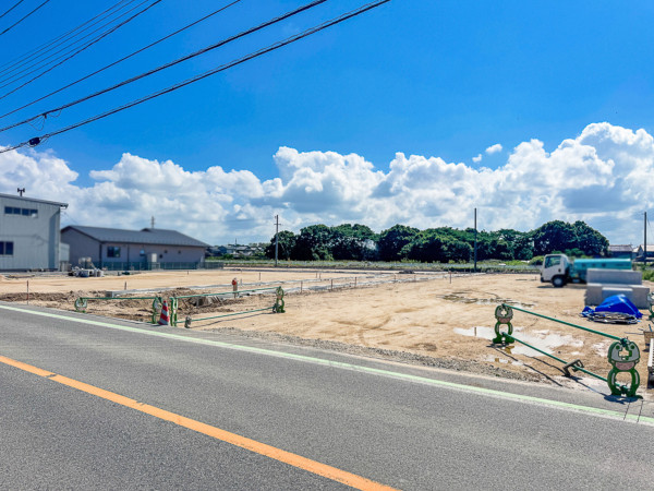 米子市河崎、土地の前面道路を含む現地写真画像です