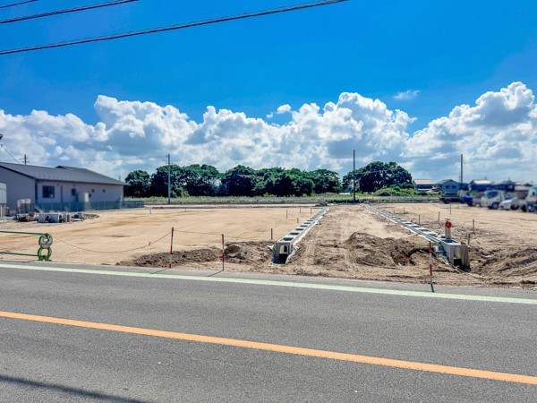 米子市河崎、土地の前面道路を含む現地写真画像です